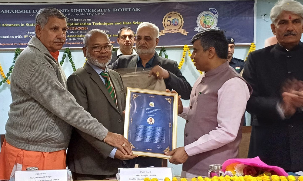 ভারতে আজীবন সম্মাননা পেলেন এইউবি উপাচার্য ড. শাহজাহান খান